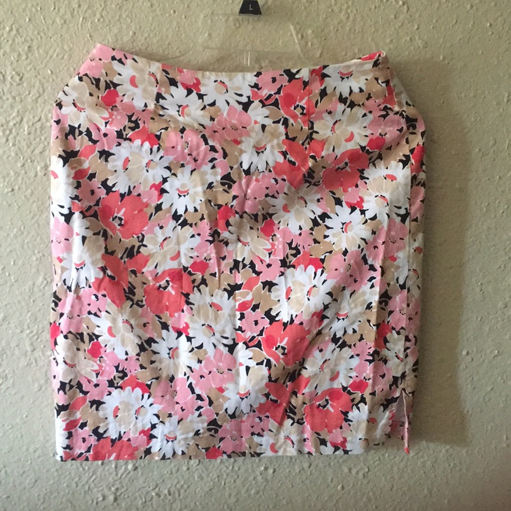 Beautiful floral mini skirt abt 18 inch length